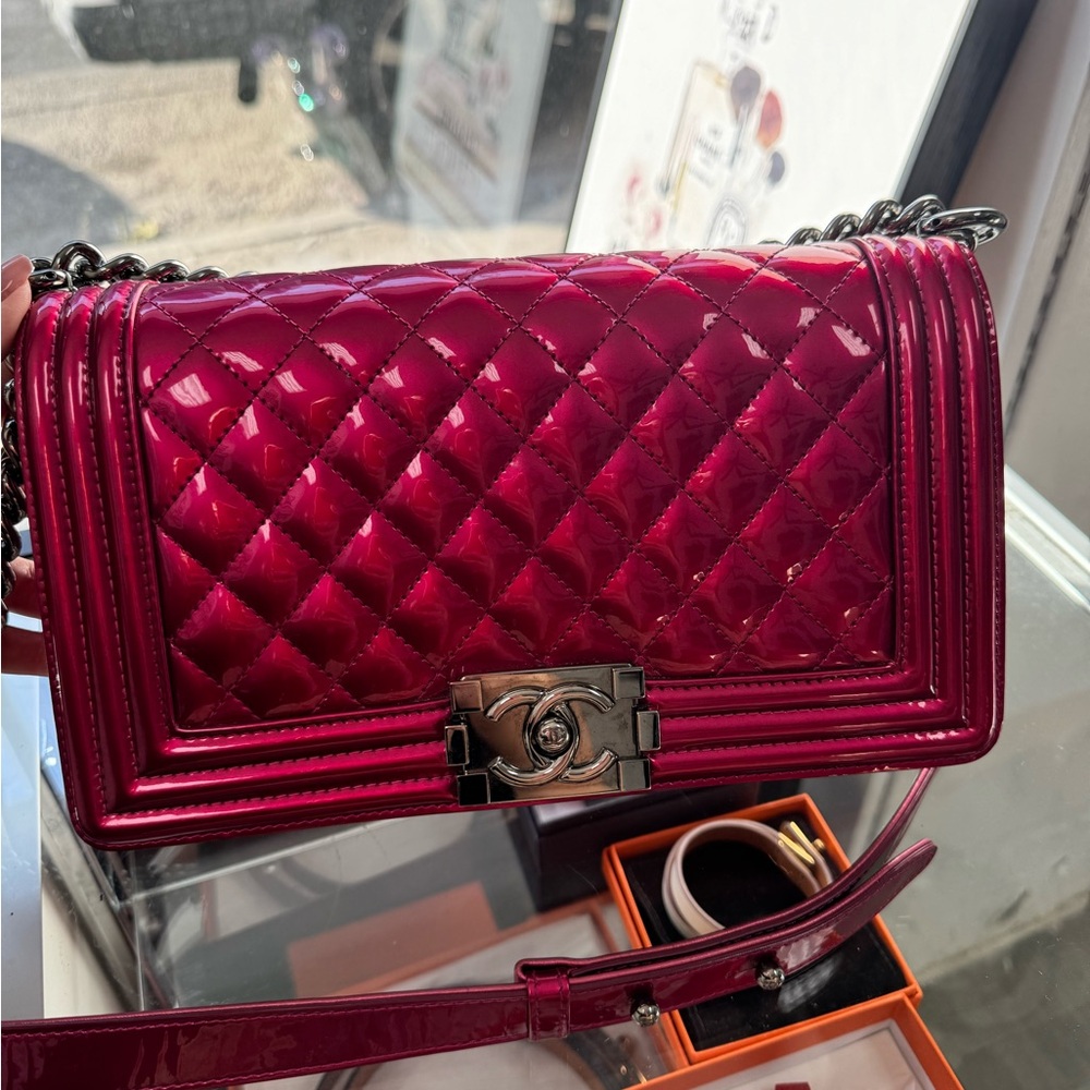 CHANEL
Metallic Patent Calfskin Quilted
Old Medium Boy Flap Pink